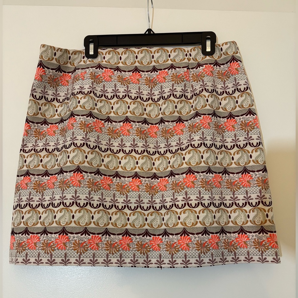 Loft. Tan, orange, and gold patterned skirt. Size 14.